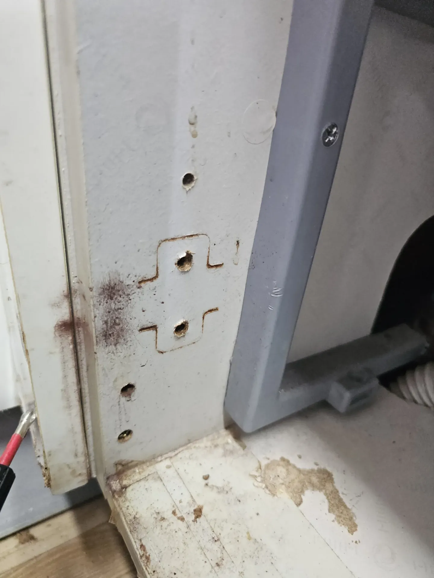 경기 싱크대 부분수리 — 물 먹어 상한 하부장 옆판 교체 · 다른 현장 작업 사진 수리 전