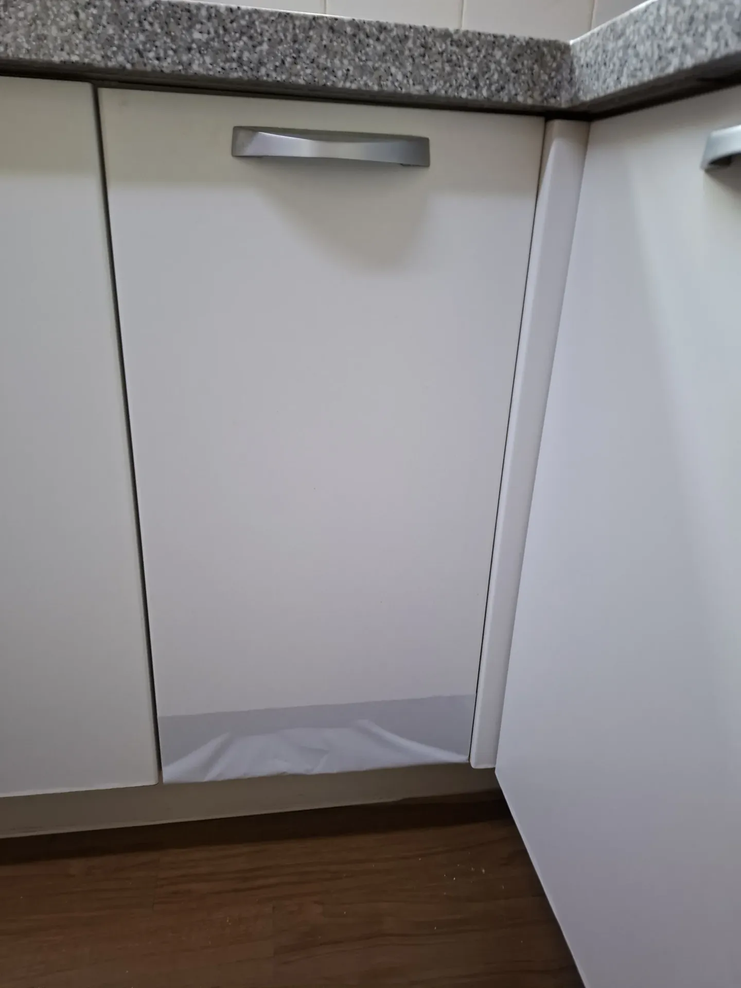 경기 싱크대 부분수리 — 하부장 문짝 교체·걸레받이 정리 · 다른 현장 작업 사진 수리 전