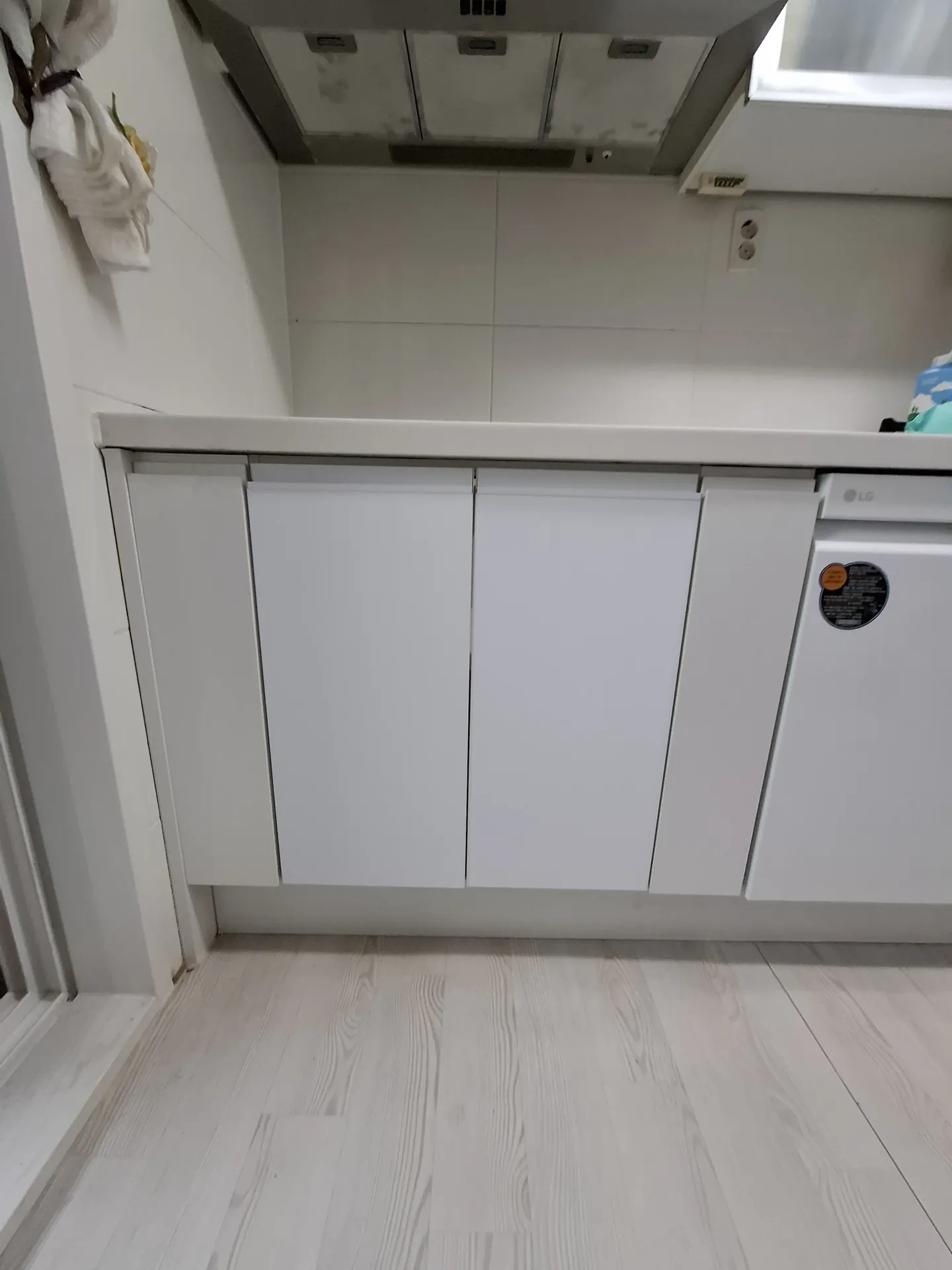 경기 싱크대 부분수리 — 가스쿡탑과 빌트인 오븐을 떼어 내고 하부장 문짝으로 마감한 작업 · 다른 현장 작업 사진 수리 후