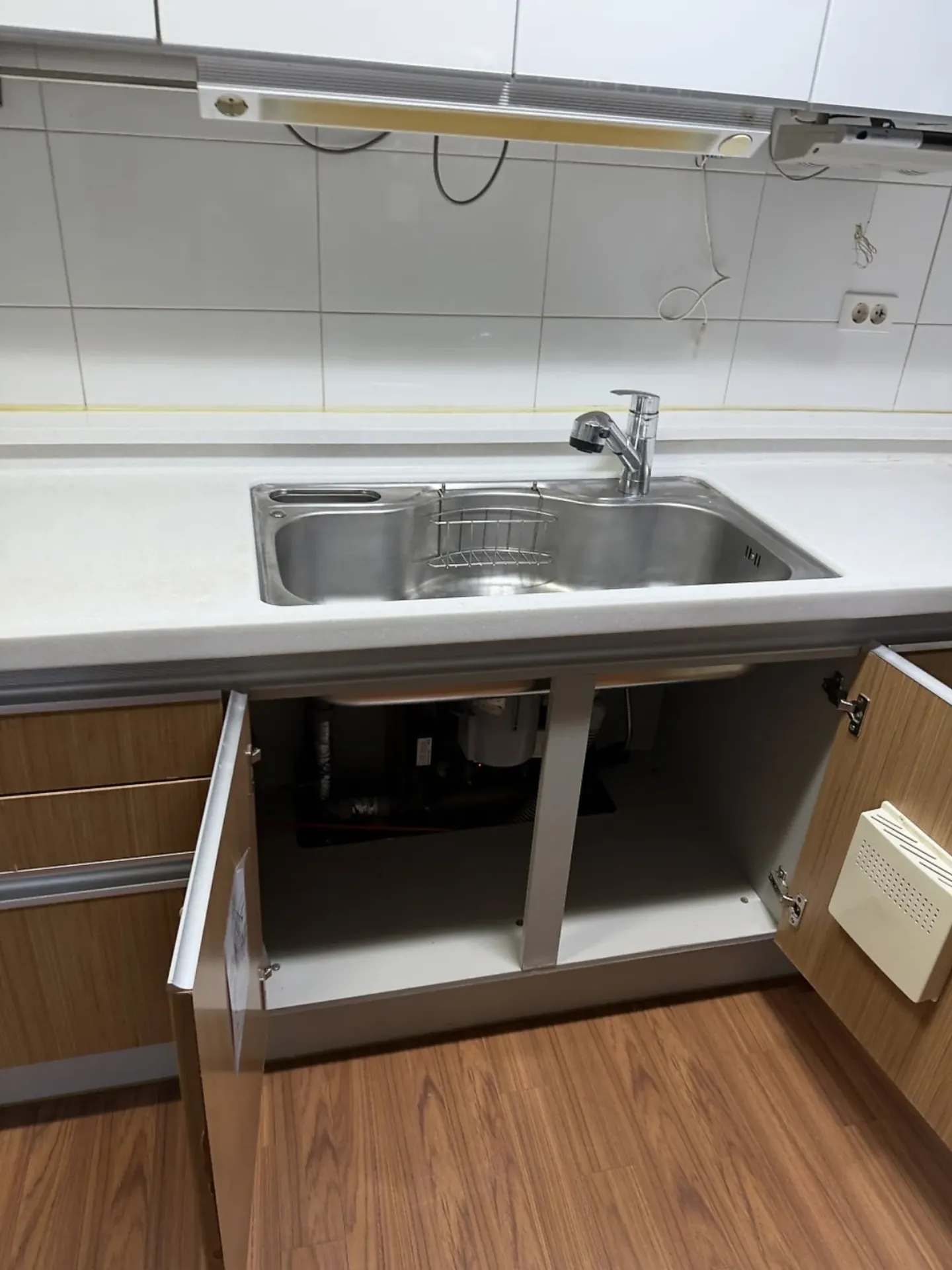 오산 싱크볼 교체 — 배수 바구니가 달린 둥근 볼을 사각 볼로 바꾼 작업, 원목 하부장은 그대로 사용 · 다른 현장 작업 사진 수리 전