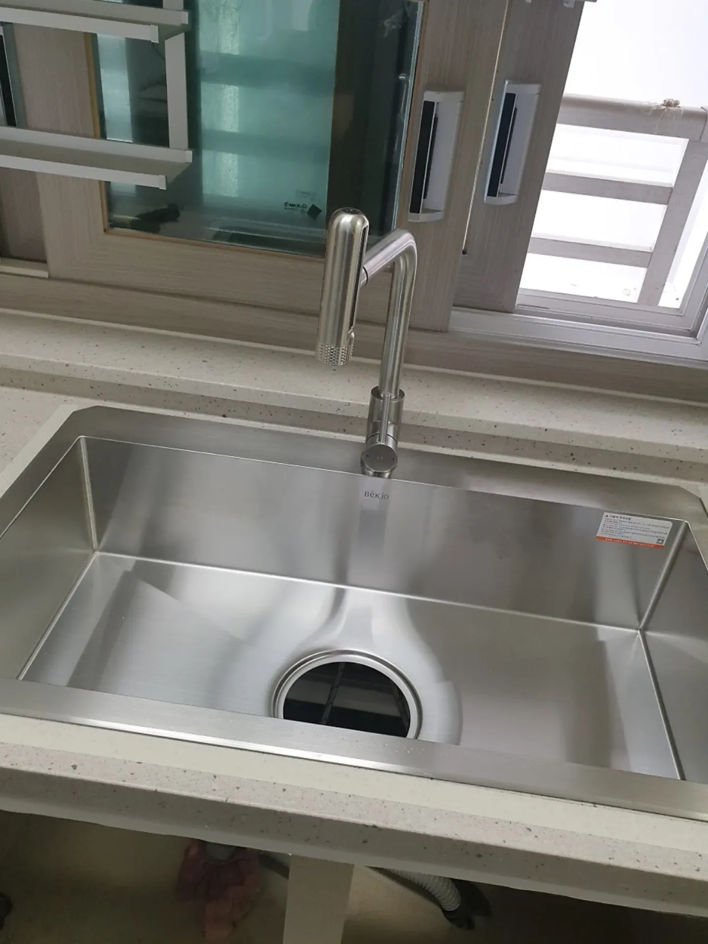 오산 싱크볼 교체 — 기존 볼을 들어낸 상판에 새 사각 볼을 올려 맞춘 작업 · 다른 현장 작업 사진 수리 후