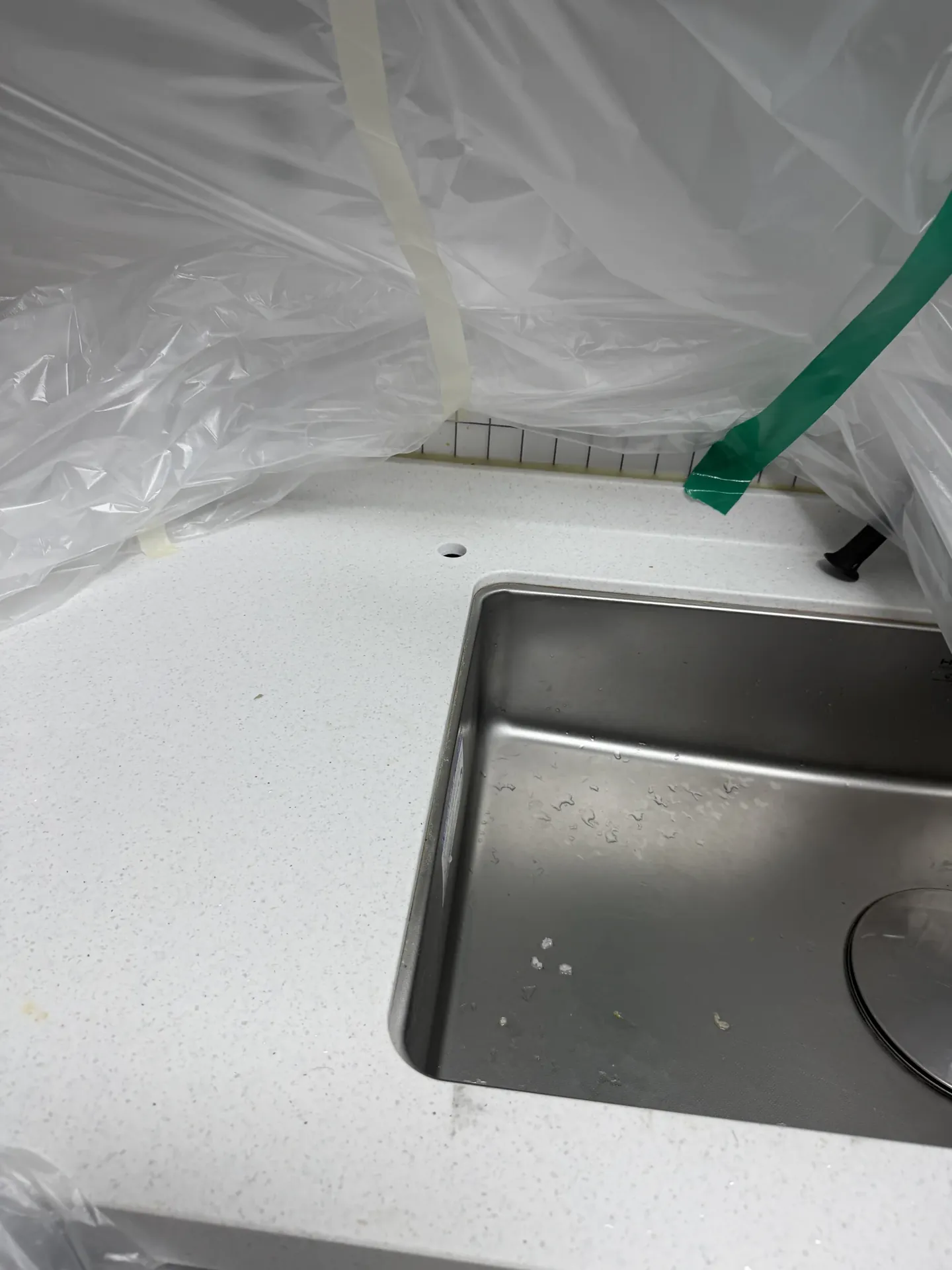 정수기 구멍 메꿈 — 싱크볼 둘레를 비닐로 가리고 정수기 구멍을 메운 뒤 상판을 정리한 작업 · 다른 현장 작업 사진 수리 전