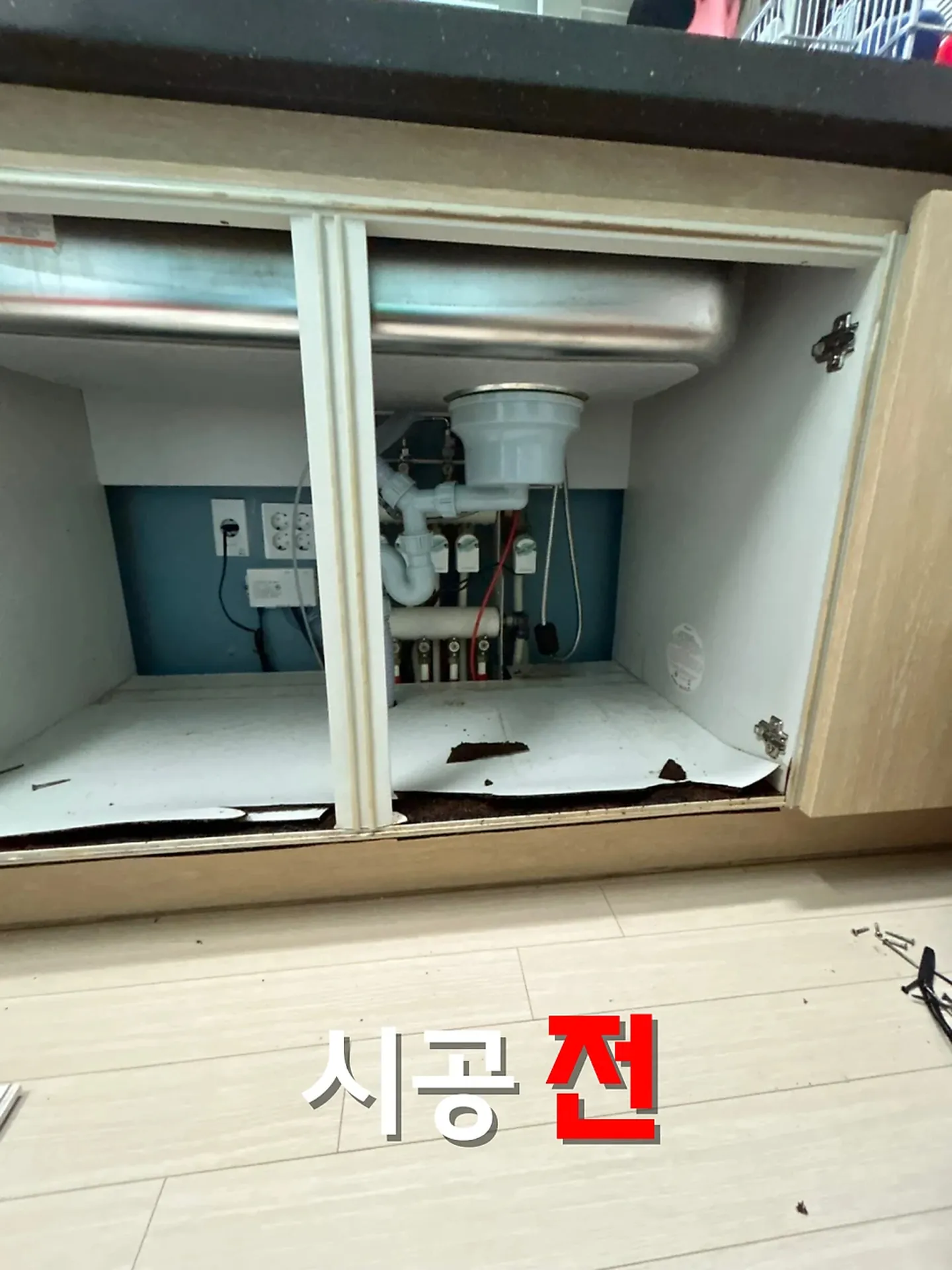 싱크대 수리 — 물에 젖어 부서진 개수대 하부장 바닥판을 새로 깐 작업 · 다른 현장 작업 사진 수리 전