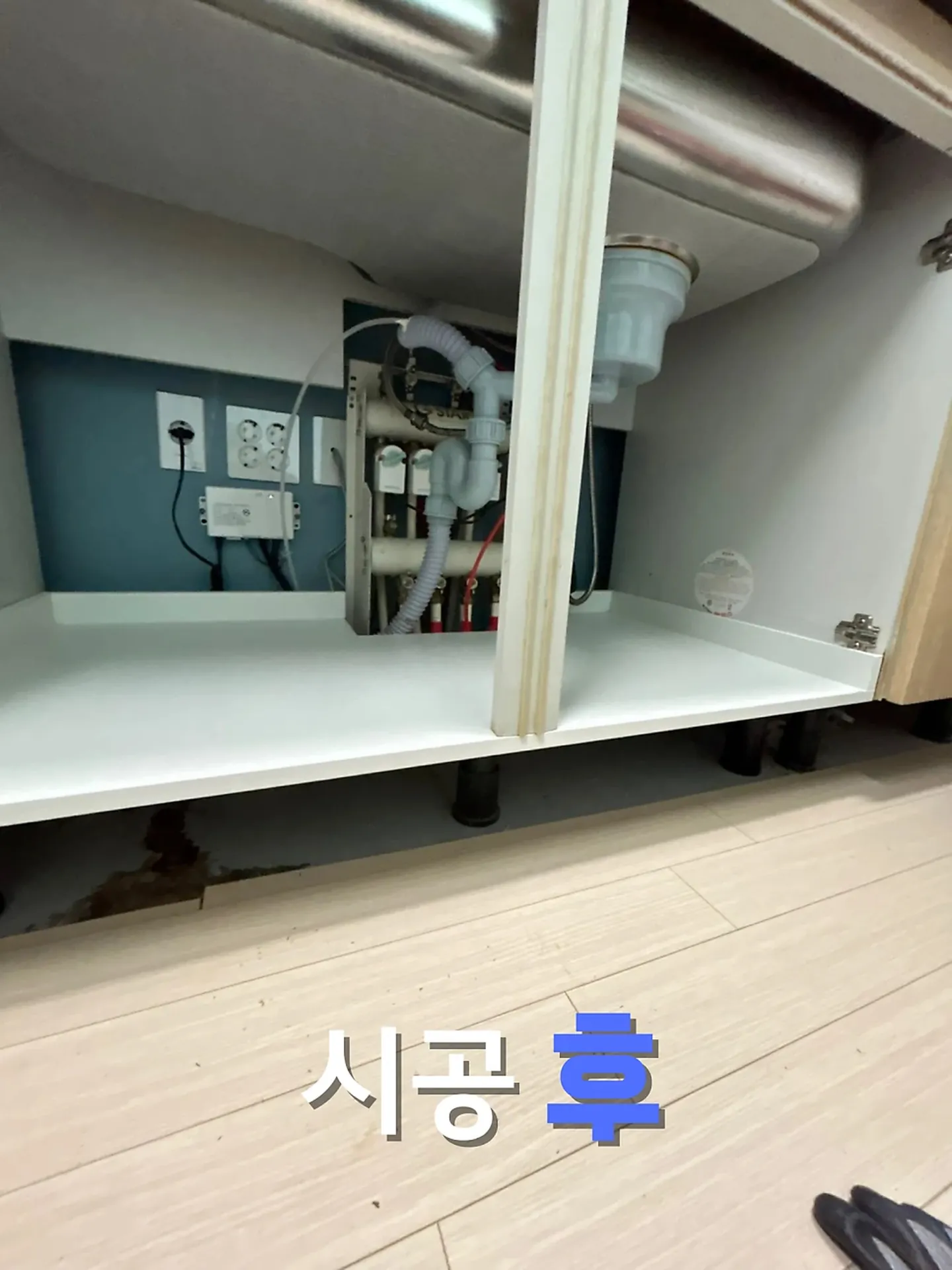 싱크대 수리 — 물에 젖어 부서진 개수대 하부장 바닥판을 새로 깐 작업 · 다른 현장 작업 사진 수리 후