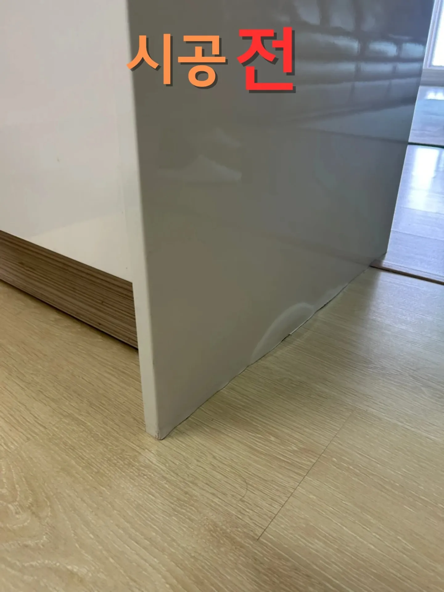 싱크대 수리 — 아래쪽 표면이 부풀어 들뜬 싱크대 판을 매끈하게 바로잡은 작업 · 다른 현장 작업 사진 수리 전