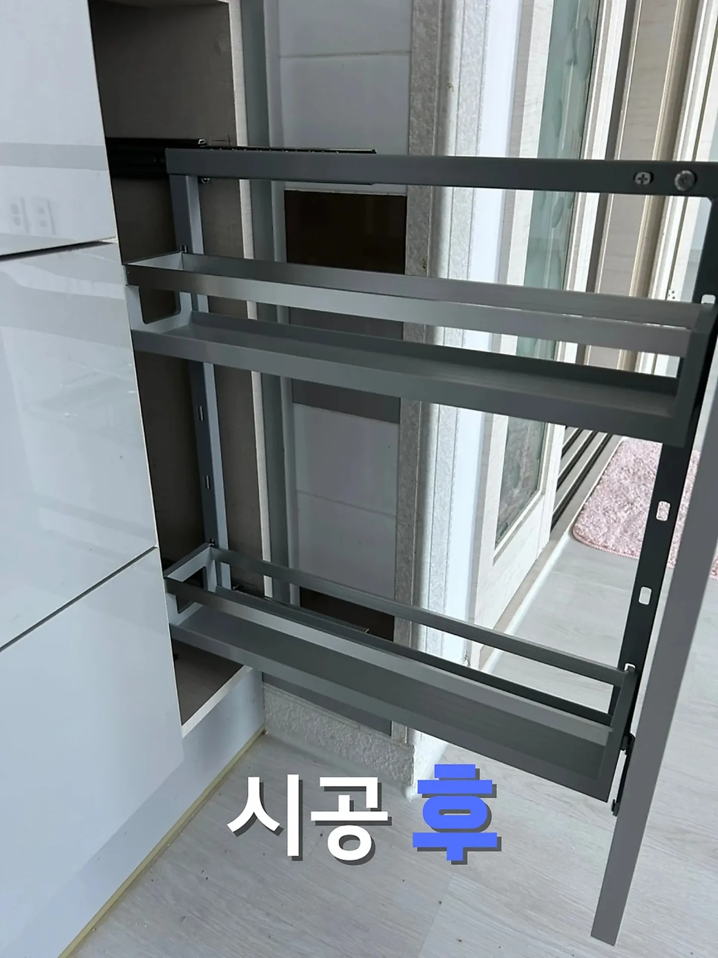 싱크대 수리 — 빼서 쓰는 양념 선반(레일장)을 새것으로 바꾼 작업 · 다른 현장 작업 사진 수리 후